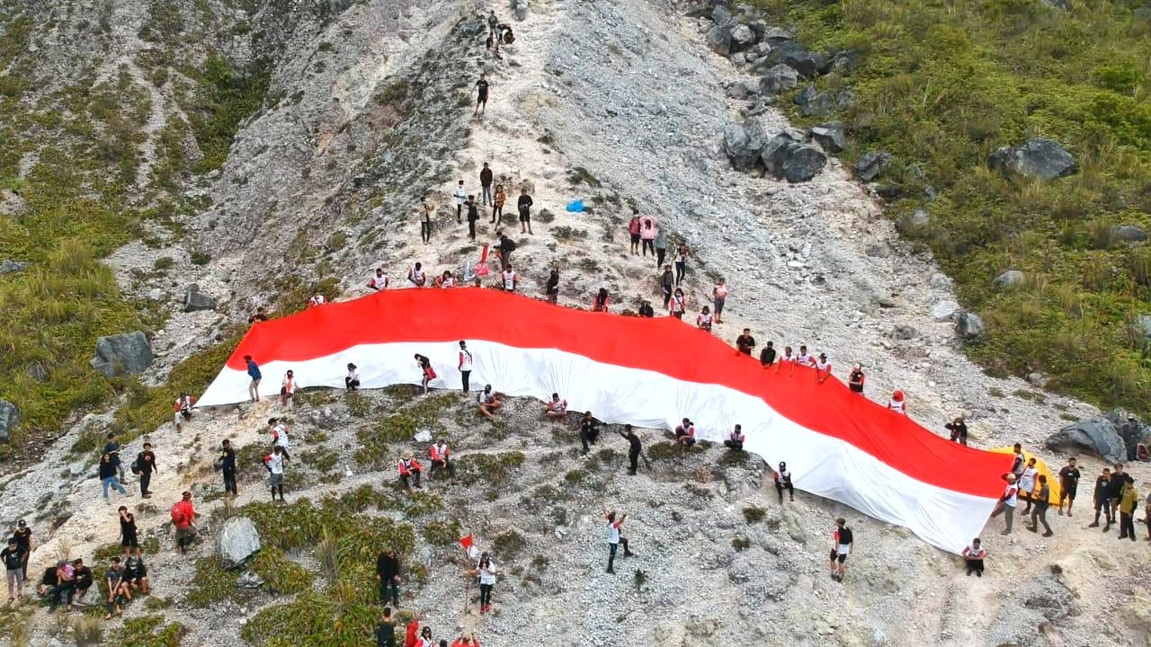 Pecinta Alam Sulut Bentangkan Merah Putih Raksasa di Puncak Gunung Ambang 
