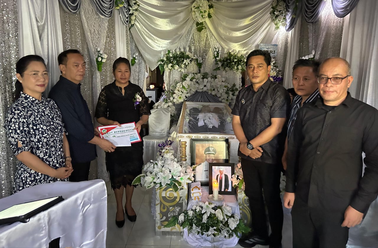 Caroll Senduk Layat Kematian Sekcam Tomohon Utara
