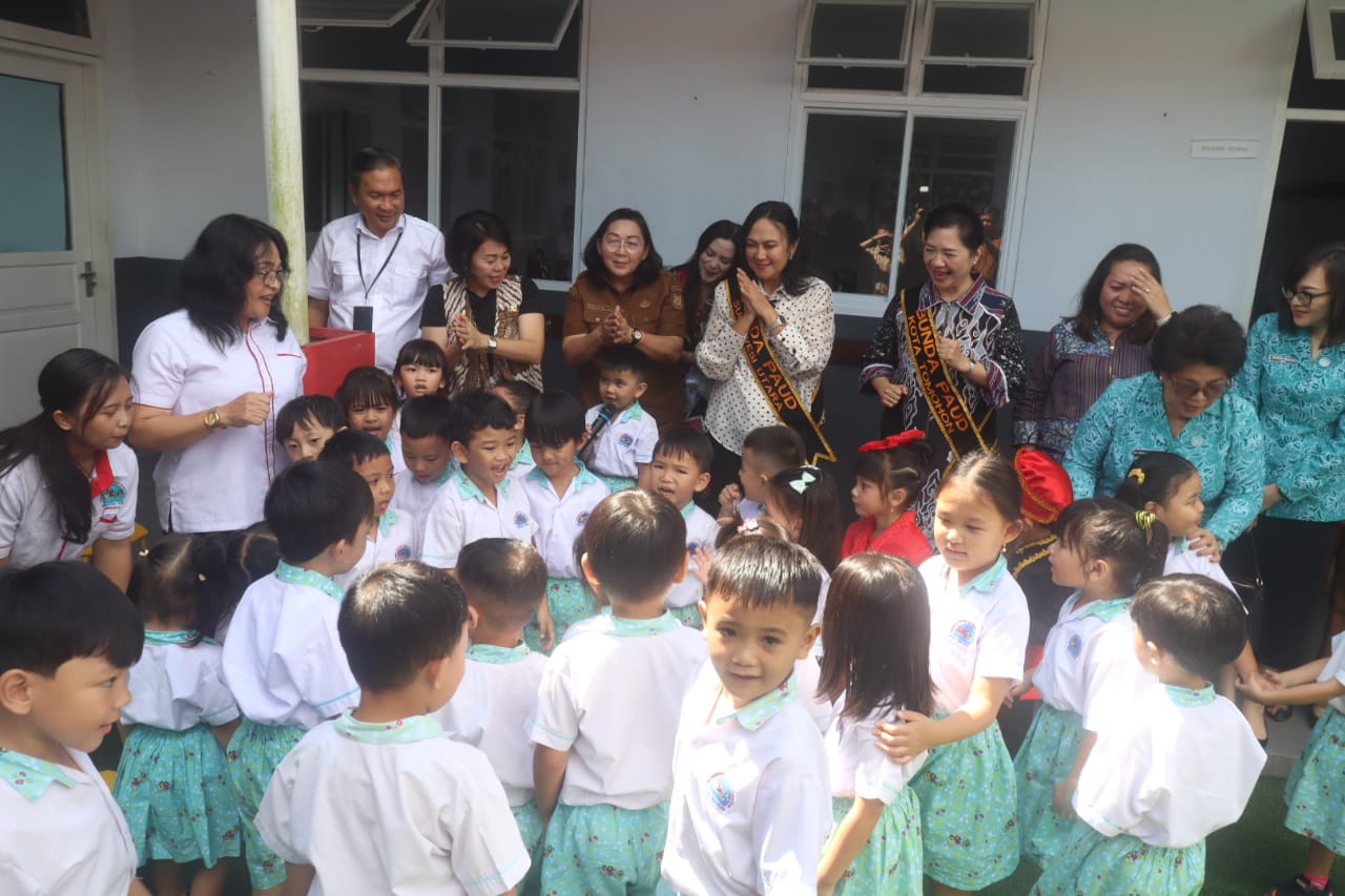 Bunda PAUD Sulut Sambangi Anak-anak PAUD Tomohon