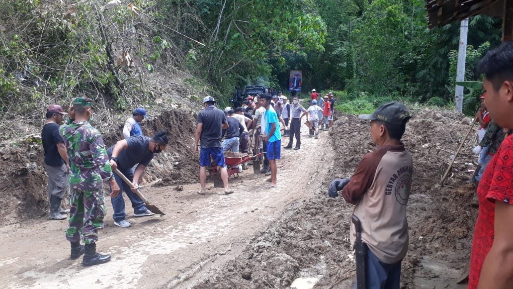 Warga Kombi Kerja Bersama Bersihkan Tanah Sisa Longsoran