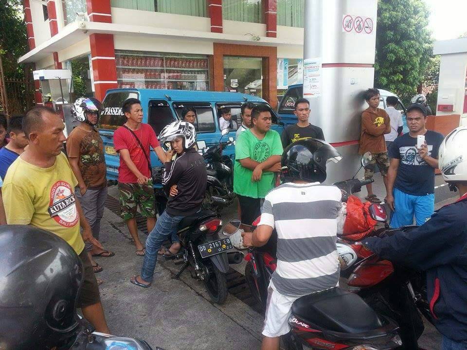 Premium Ditahan, Puluhan Sopir Angkot Mengamuk Di SPBU Amurang
