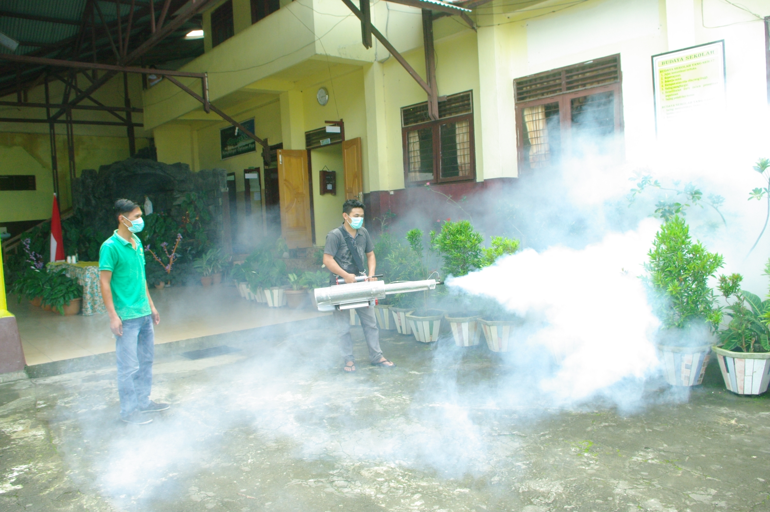 Antisipasi DBD, SMP Gonzaga Lakukan Fogging