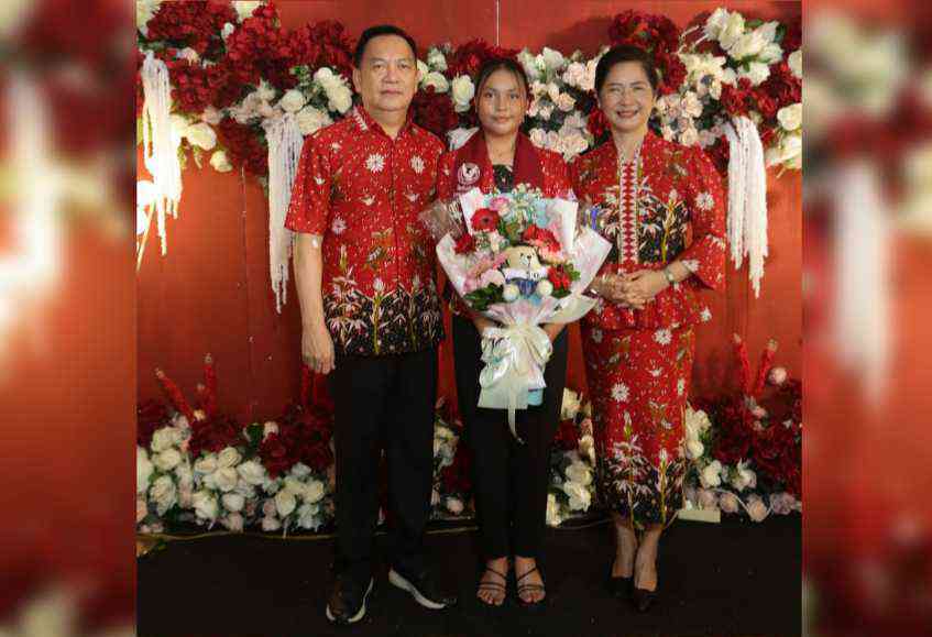 Putri Bungsu Lulus, Caroll dan Jeand‘arc Apresiasi Bimbingan Guru-guru