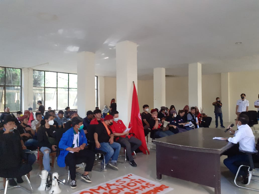 Aksi Somasi Duduki DPRD Kota Tomohon