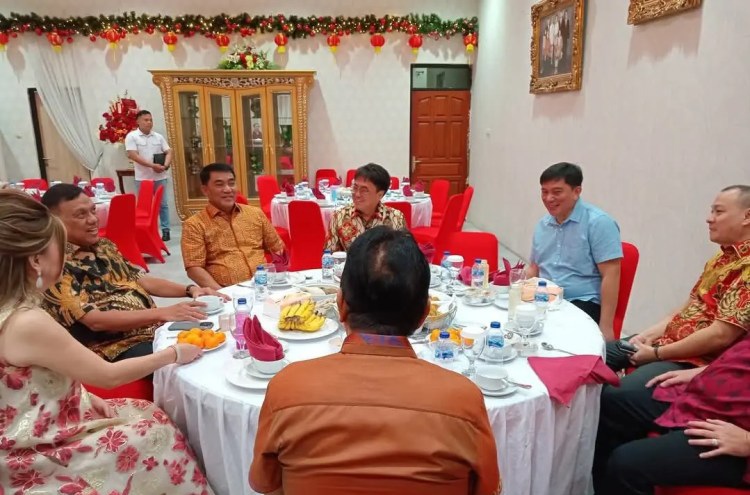 Yulius dan Olly Akrab di Rudis Andrei Angouw