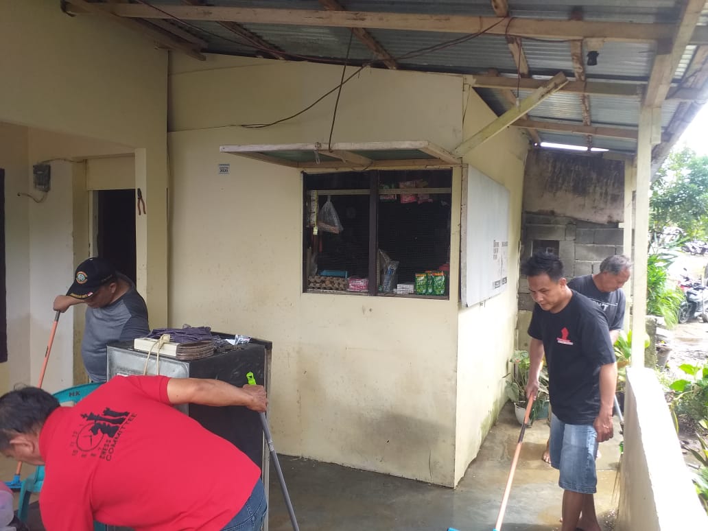 P/KB GMIM Pinaesaan Bantu Warga Korban Banjir 
