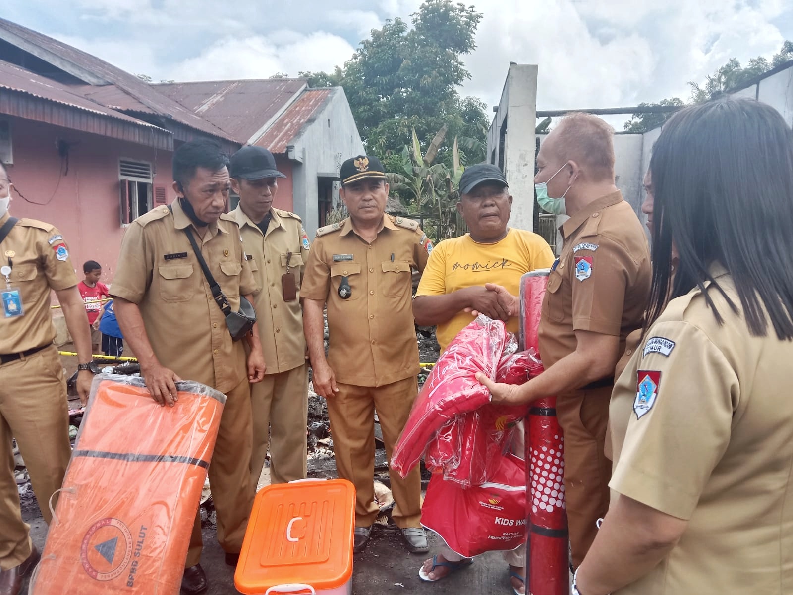 Pemkab Boltim Salurkan Bantuan ke Korban Kebakaran 