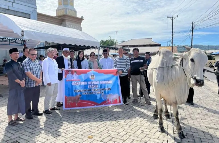 Pemkot Tomohon Serahkan Hewan Kurban Idul Adha 1446 Hijriah
