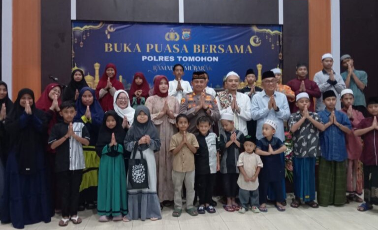 Gelar Buka Puasa Bersama, Kapolres Tomohon Rangkul Anak Yatim