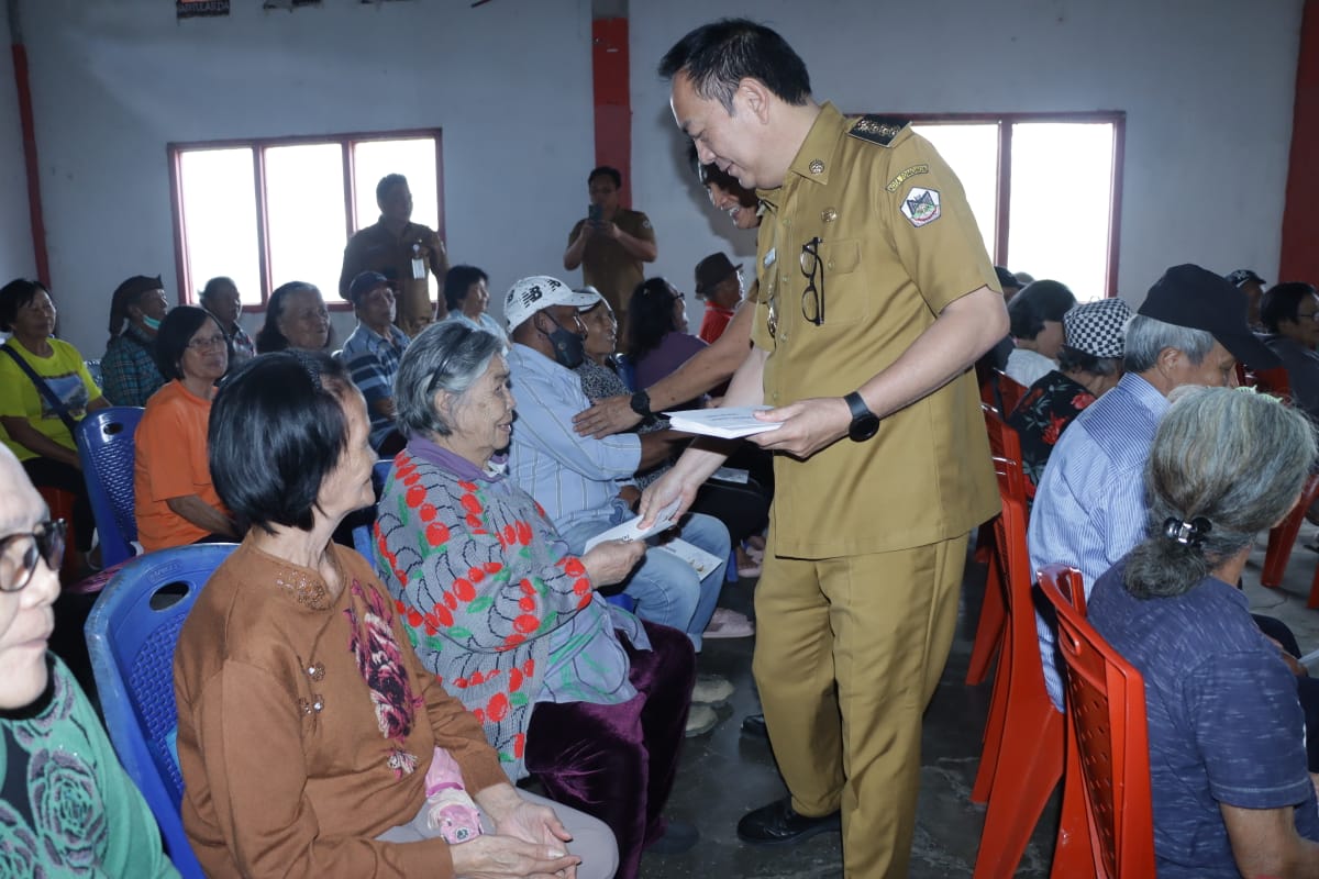 Bansos Lansia Tomohon Disalurkan Wali Kota Caroll